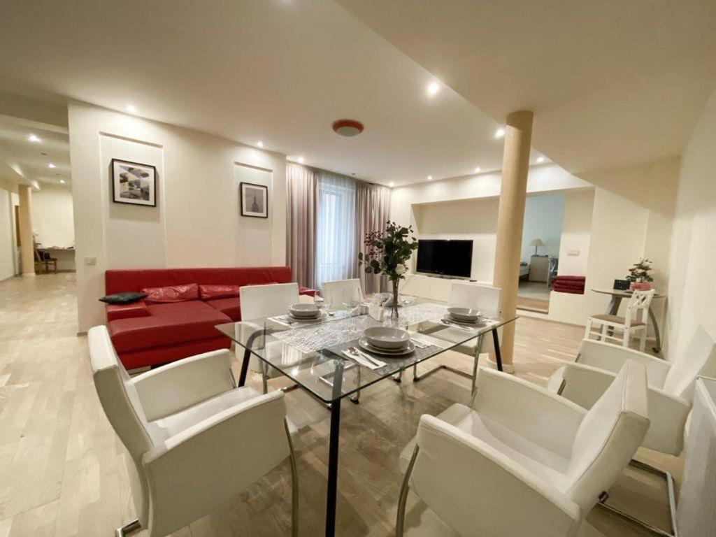 Old Town Apartment With Private Elevator Рига Екстериор снимка