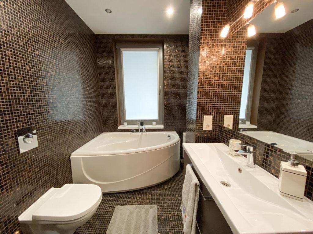 Old Town Apartment With Private Elevator Рига Екстериор снимка
